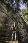 Mittlerer erwachsener mann trekking durch murrin provincial park, squamish, britisch columbia, kanada — Stockfoto
