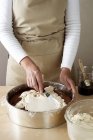Mujer cocinando pastel - foto de stock