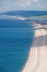 Вид с воздуха на песчаный пляж при ярком солнечном свете — стоковое фото