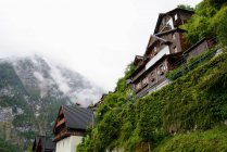Vista ad angolo basso di Hallstatt, Salzkammergut, Alpi austriache — Foto stock