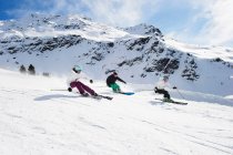 Skifahrer beim gemeinsamen Skifahren am Hang — Stockfoto