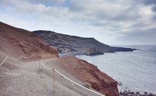 Eroded coastal path, Lanzarote, Ilhas Canárias, Espanha — Fotografia de Stock