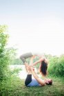 Paar praktiziert Yoga im Garten — Stockfoto