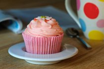 Cupcake mit Sahne verziert — Stockfoto