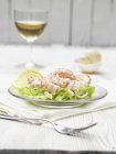 King prawns with salad and lemon slice on plate — Stock Photo