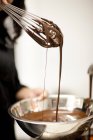 Mulher com tigela de mistura e chocolate derretido — Fotografia de Stock