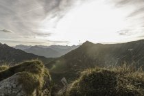 Підвищений вид на гірський пейзаж з драматичним хмарним небом — стокове фото
