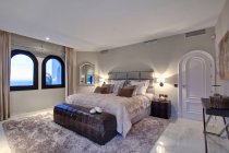 Bett und Fenster im modernen Schlafzimmer — Stockfoto