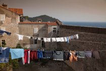 Clothes hanging from lines on rooftops — Stock Photo