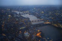 Городской пейзаж Темзы и мосты на рассвете — стоковое фото
