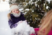 Sisters playing outside in the snow — Stock Photo