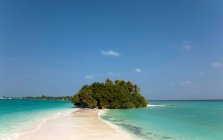 View of sandbar and forested tropical island — Stock Photo