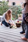 Ragazza peeling frutta sul patio — Foto stock