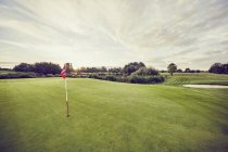 Bandiera in buca sul campo da golf, Korschenbroich, Dusseldorf, Germania — Foto stock