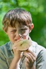 Garçon examine un champignon — Photo de stock