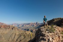 Uomo in piedi sulle rocce, New Hance, Grandview Hike, Grand Canyon, Arizona, Stati Uniti d'America — Foto stock