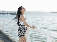 Молода жінка, дивлячись від пристані порт Мельбурн, Мельбурн, Вікторія, Австралія — стокове фото