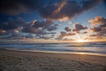 Sole che tramonta sulla spiaggia — Foto stock