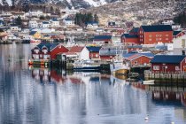 Рыбная деревня и океан, Норвегия — стоковое фото