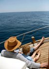 Pai e filho relaxando no barco — Fotografia de Stock