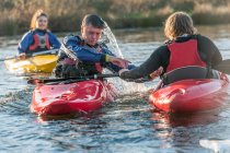 Istruttore aiutare l'uomo in un kayak — Foto stock