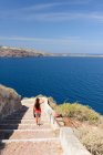 Touristinnen, die Treppen hinuntergehen, oia, santorini, griechenland — Stockfoto