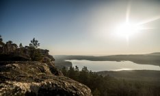 Vista da formação rochosa e lago distante — Fotografia de Stock