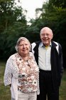 Coppia più anziana sorridente insieme all'aperto — Foto stock