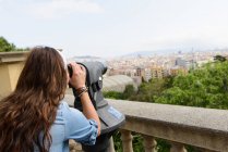Молоді жінки туристичних дивлячись на вигляд Барселона, Іспанія — стокове фото