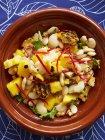 Миска сладкой кукурузы и салат из манго, вид сверху — стоковое фото