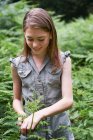 Adolescente menina tocando suporte na floresta — Fotografia de Stock
