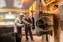 Trabajadores preparando matraz para verter metal fundido en fundición - foto de stock