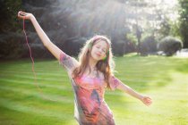 Ragazza adolescente ascoltando lettore mp3 e ballando — Foto stock