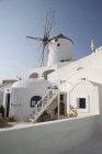 Casas encaladas y molino de viento, Oia, Santorini, Cícladas, Grecia - foto de stock