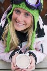 Молодая женщина в лыжной одежде с горячим напитком — стоковое фото