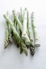Asparagi lance su panno bianco — Foto stock