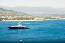 Yacht a vela lungo la costa — Foto stock