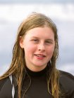 Retrato de surfista femenina con el pelo mojado - foto de stock