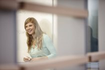 Empresária apresentando no quadro branco no escritório — Fotografia de Stock