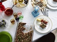 Bodegón de kibbeh y tazón de encurtidos en la mesa - foto de stock