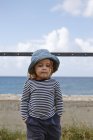 Маленька дівчинка в капелюсі і смугастій верхній частині — стокове фото