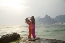 Портрет двох молодих жінок, стоячи на скелі, пляжу Іпанема, Ріо-де-Жанейро, Бразилія — стокове фото