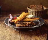 Makrele mit Vollkornbrot und roten Salatblättern in Schüssel — Stockfoto