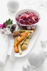 Teller mit gebratenem Gemüse und Salat — Stockfoto