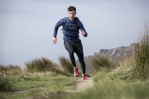 Чоловічий бігун працює на шляху в Stanage краю, Peak District, Дербішир, Велика Британія — стокове фото