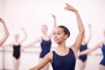 Група синхронізованих підлітків балерини — стокове фото
