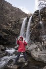 Hombre fotografiándose por cascada, River Toce, Premoselló, Verbania, Piamonte, Italia - foto de stock