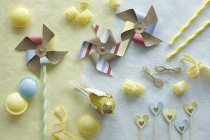 Різноманітні кольорові цукерки та шпильки — стокове фото