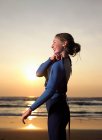 Retrato de uma surfista feminina — Fotografia de Stock
