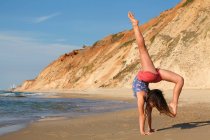 Mulher fazendo ginástica na praia — Fotografia de Stock
